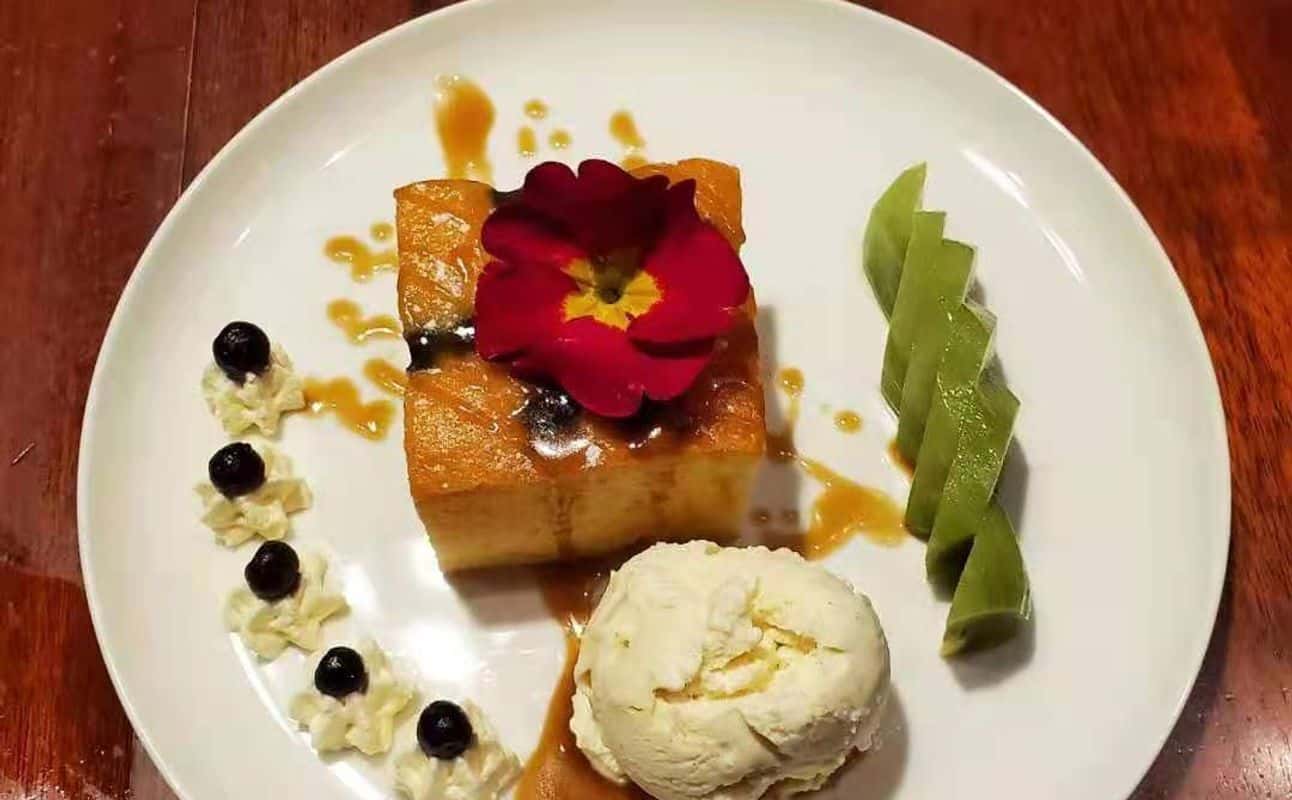 Enjoy New Zealand and Burgers cuisine at Mountainside Bar and Restaurant in New Plymouth, Taranaki