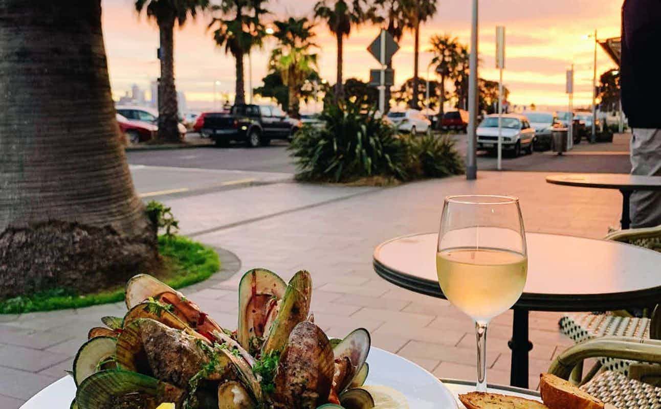 Enjoy Burgers, Pizza and Seafood cuisine at The Esplanade Hotel, Bar & Restaurant in Devonport, Auckland