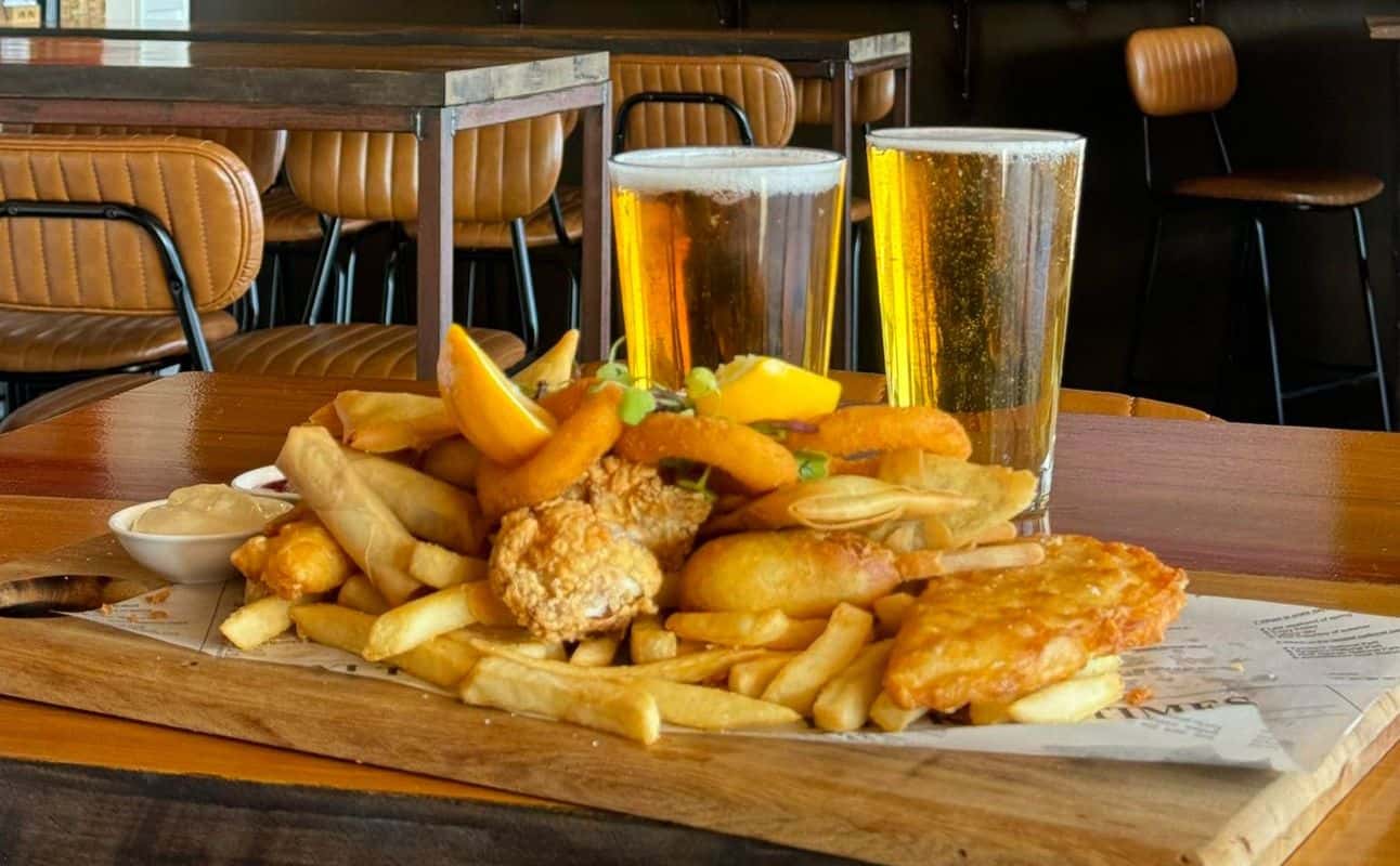 Enjoy New Zealand, Pub Food, Sports bar, $$ and Groups cuisine at Hot Fridays in Hawera, Taranaki