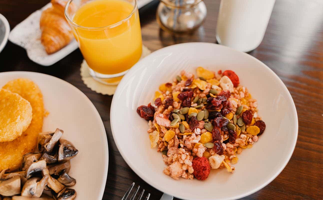 Enjoy New Zealand, International, Family and $$$ cuisine at Whiskey Lima Golf at Rydges Wellington Airport in Rongotai, Wellington